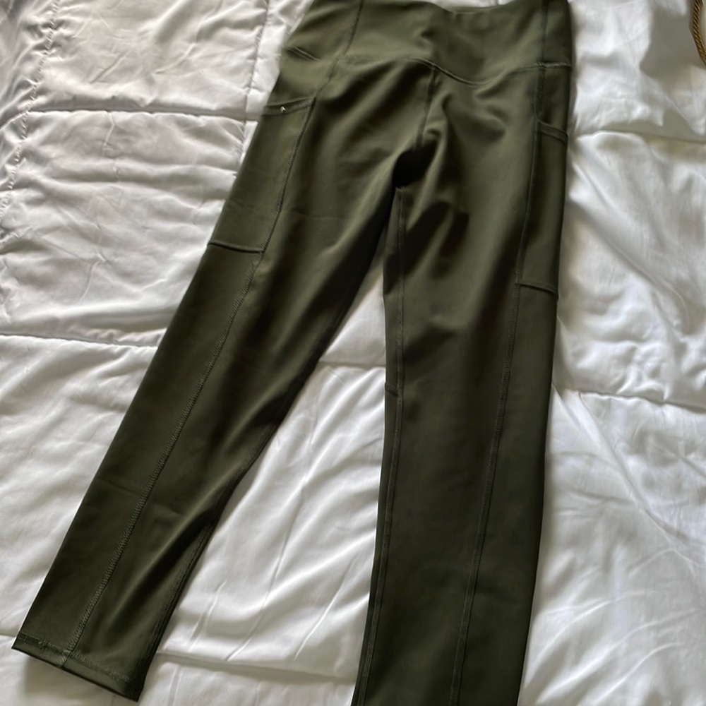 Marika mossy green capri leggings size small